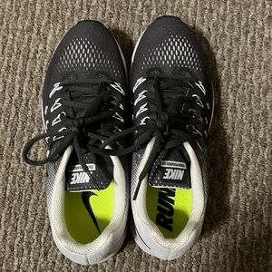 nike - air zoom pegasus - women size 8 (BRAND NEW)